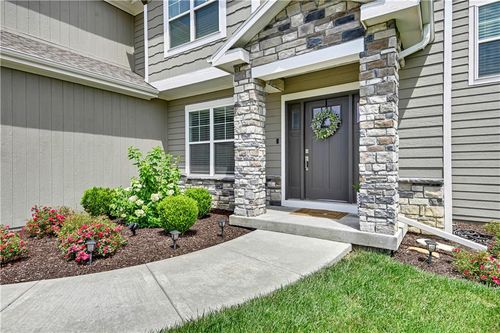 24704 76th St, Shawnee, KS, 66227-2109 | Card Image
