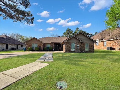 816 Woodridge Dr, DeSoto, TX, 75115-7518 | Card Image