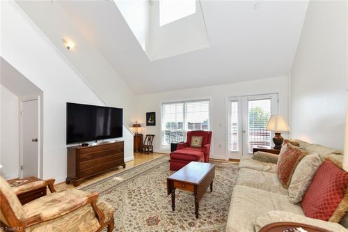apt-304-360 S Elm St, Greensboro, NC, 27401-2778 | Card Image