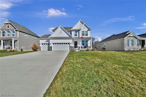 180 Country Meadow Ln, Wadsworth, OH, 44281-9103 | Card Image