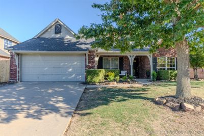 11721 S Willow Street, House other with 4 bedrooms, 2 bathrooms and null parking in Jenks OK | Image 1