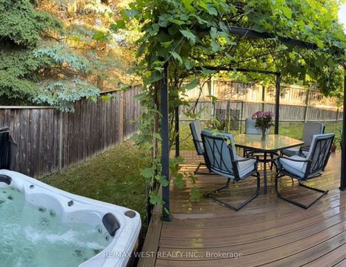 303 King St E, Mount Albert, ON, L0G1M0 | Card Image