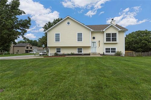 704 16th Ave S, Greenwood, MO, 64034-9704 | Card Image