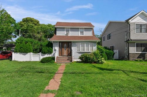 16 Marlboro Pl, Bellmore, NY, 11710-3542 | Card Image
