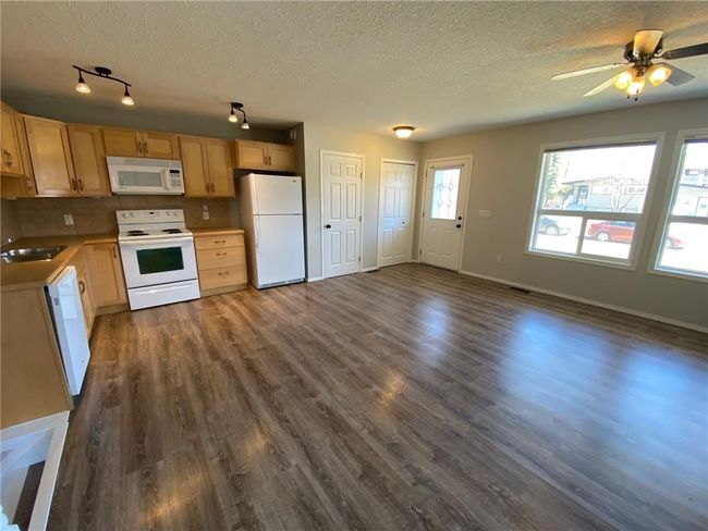4918 54 Avenue, Home with 3 bedrooms, 2 bathrooms and 2 parking in Olds AB | Image 5