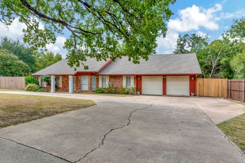 2423 S Pleasant Cir, Arlington, TX, 76015-4025 | Card Image