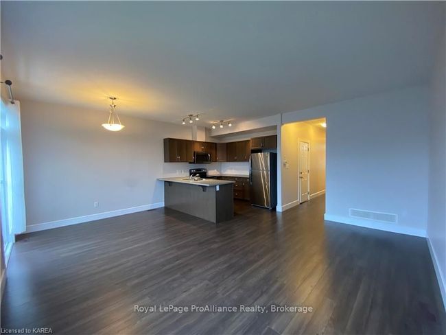 201 Pratt Dr, House attached with 3 bedrooms, 2 bathrooms and 3 parking in Amherstview ON | Image 7
