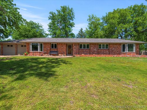2318 Dorchester Dr, Bartlesville, OK, 74006-7441 | Card Image