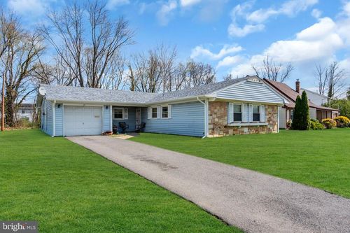 27 Genesee Ln, Willingboro, NJ, 08046-3319 | Card Image