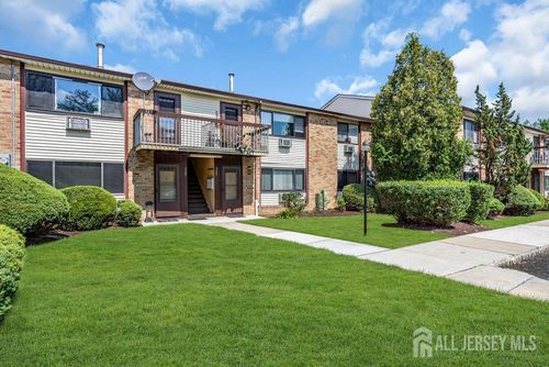 325 Cricket Ln, Woodbridge, NJ, 07095-1520 | Card Image