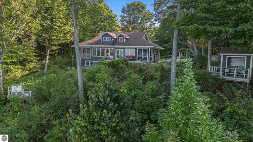 3190 Lakeview Dr, Beulah, MI, 49617-9697 | Card Image