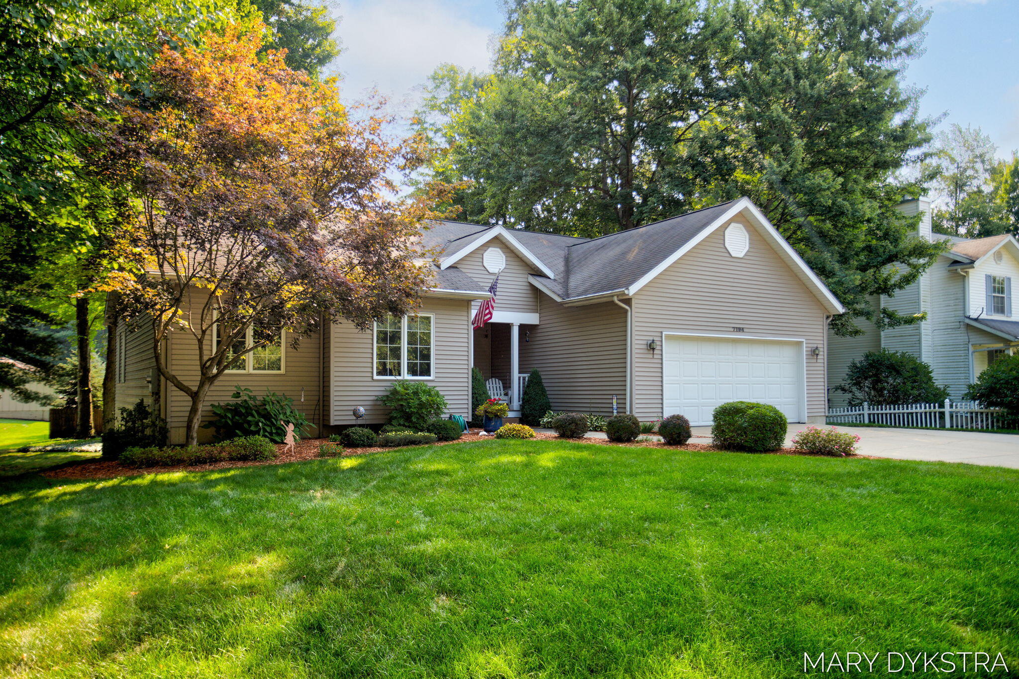 Royal Oak Dr, Hudsonville, MI 49426