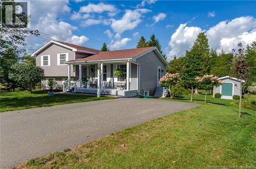 69 Peat Dr, House with 4 bedrooms, 2 bathrooms and null parking in Quispamsis NB | Card Image