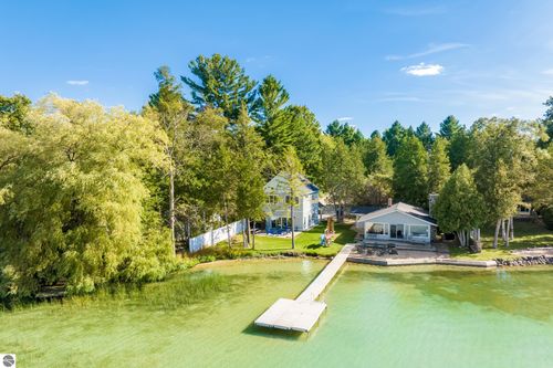 560 E Harbor Highway, Maple City, MI, 49664 | Card Image