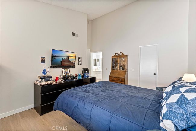 Suite to bathroom and walk-in closet. Vaulted ceilings. | Image 16