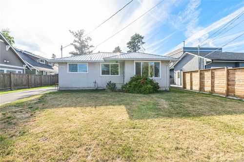 10142 Resthaven Dr, Sidney, BC, V8L3G7 | Card Image
