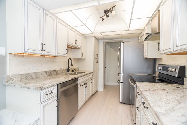 APT-208 - 2 S Atrium Way, Condo with 1 bedrooms, 2 bathrooms and 2 parking in Elmhurst IL | Image 11