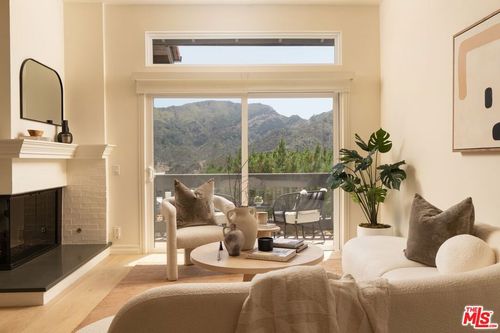 1692 Michael Ln, Pacific Palisades, CA, 90272-2036 | Card Image