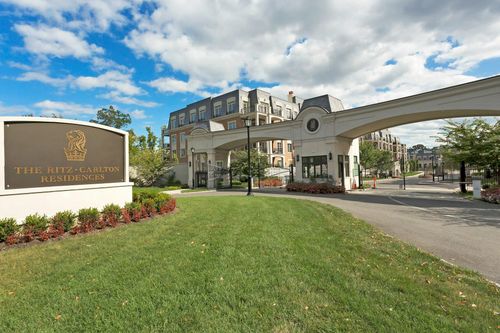 3201-3000 Royal Court, North Hempstead, NY, 11040 | Card Image