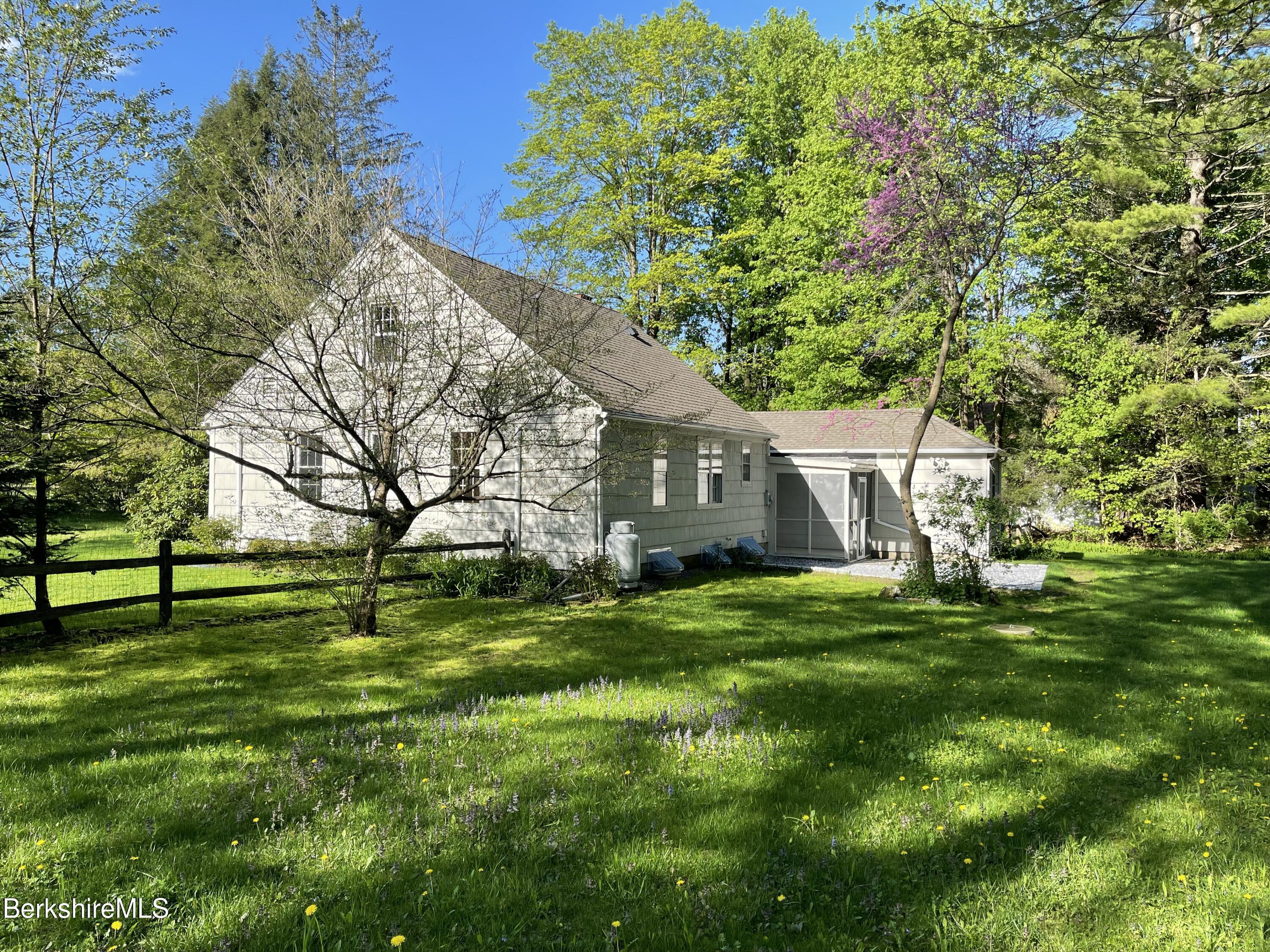 Grant Ln, Housatonic, MA 01236
