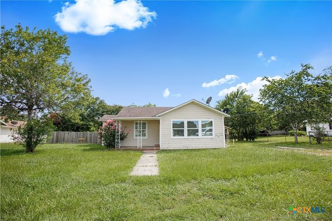 704 Maple St, House other with 2 bedrooms, 1 bathrooms and null parking in Yoakum TX | Image 13