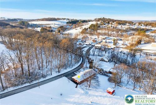 5547 Roosevelt St, Whitehall, PA, 18052-1207 | Card Image