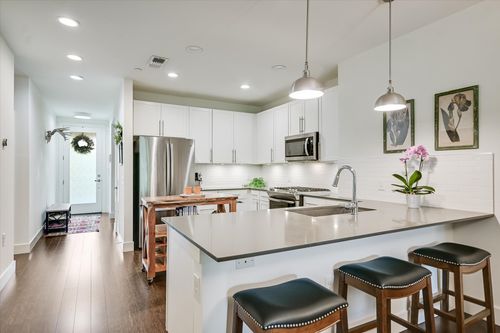 623-2733 Dulce Ln, Austin, TX, 78704-4466 | Card Image