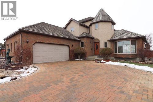 610 Ross Glen Dr Se, Medicine Hat, AB, T1B3X3 | Card Image