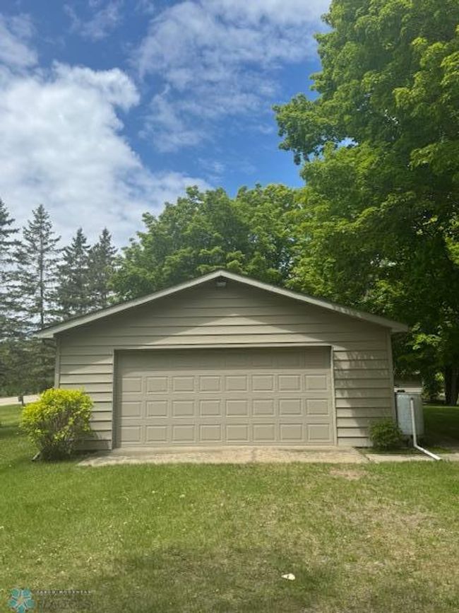 Large lightly wooded yard | Image 7