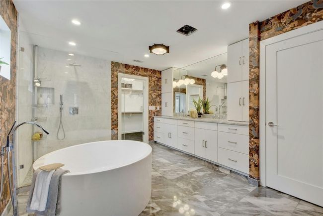 Stand up shower and soaking tub | Image 8