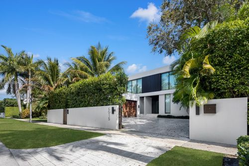 6015 N Bay Rd, Miami Beach, FL, 33140-2038 | Card Image