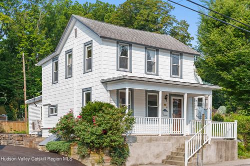 14 Oak St, Rhinebeck, NY, 12572-1303 | Card Image