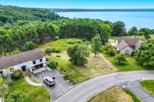 3147 Scenic Hills Dr, Williamsburg, MI, 49690-9345 | Card Image
