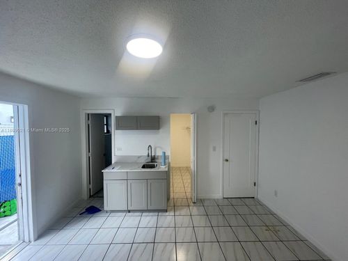 b-1717 Nw 16th St, Miami, FL, 33125-2300 | Card Image