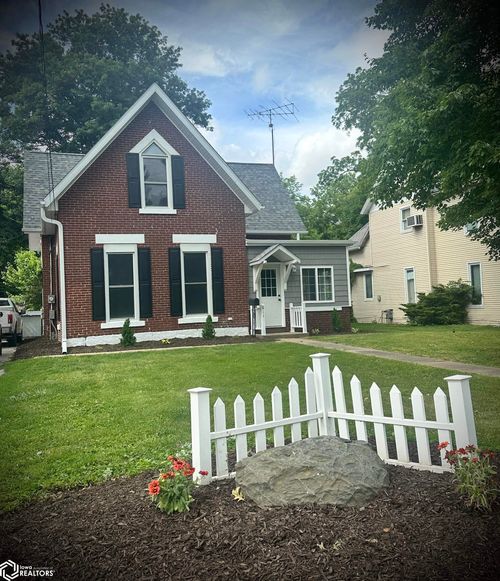 811 C Ave E, Oskaloosa, IA, 52577-2954 | Card Image