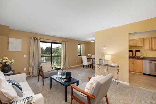 33775 Pondview Cir, Livonia, MI, 48152-1472 | Card Image