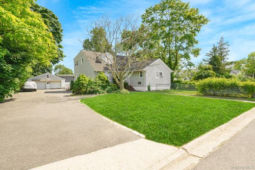 733 14th St, West Babylon, NY, 11704-3130 | Card Image