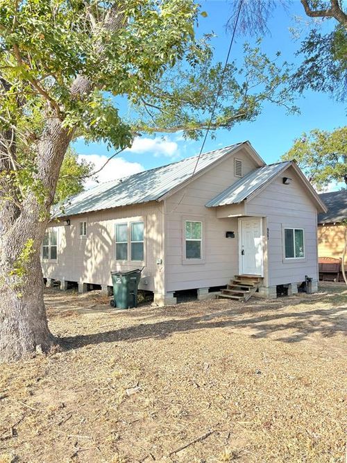 907 Jackson St, El Campo, TX, 77437-4636 | Card Image