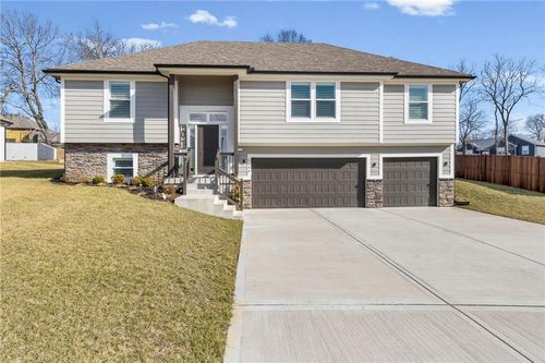 1404 Nw Maple Dr, Grain Valley, MO, 64029-7256 | Card Image