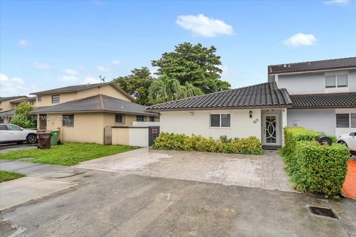 1071 W 37th St, Hialeah, FL, 33012-4908 | Card Image