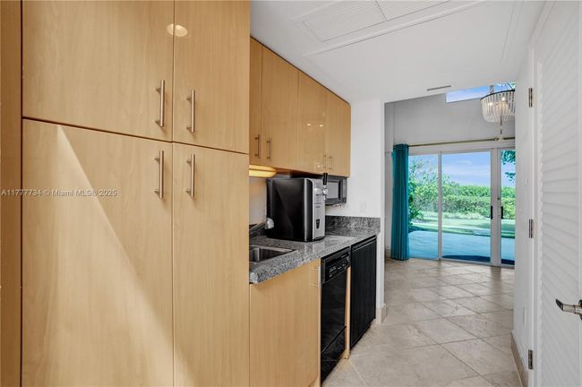 UNIT-5 - 100 S Pointe Dr, Condo with 1 bedrooms, 1 bathrooms and null parking in Miami Beach FL | Image 7