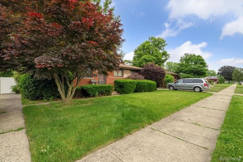 9328 William St, Taylor, MI, 48180-3753 | Card Image