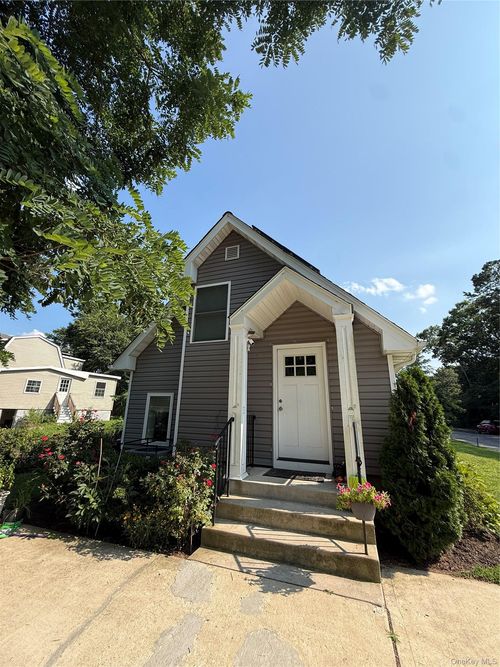 16 Oak Ave, Flanders, NY, 11901-4237 | Card Image