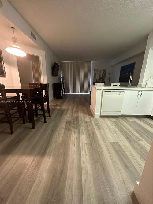 410-5085 Nw 7th St, Miami, FL, 33126-3460 | Card Image