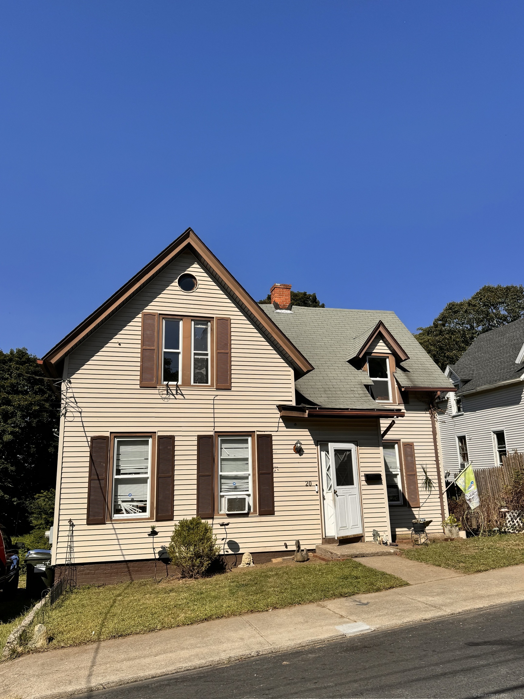 Hedge Ave, Norwich, CT 06360
