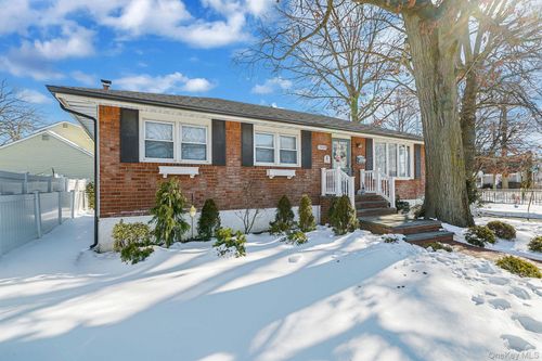 2009 Newbridge Rd, Bellmore, NY, 11710-2203 | Card Image