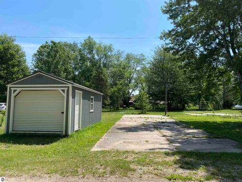 314 Yellow Pine Cir, Cadillac, MI, 49601-9025 | Card Image