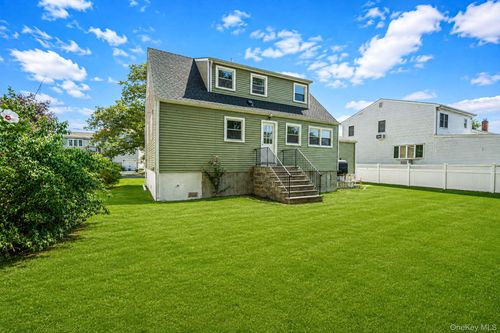 556 Bayview Ave, Freeport, NY, 11520-6003 | Card Image