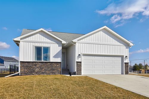 103 All Saints Dr, Stuart, IA, 50250-1061 | Card Image