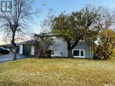 604 N Hill Dr, House other with 5 bedrooms, 2 bathrooms and null parking in Swift Current SK | Image 2